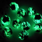 夜にほんのり薄明かり　手作り　ほたるのかがり火ビーズ！　約12mm　2個