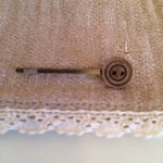 小さなボタンのヘアピン