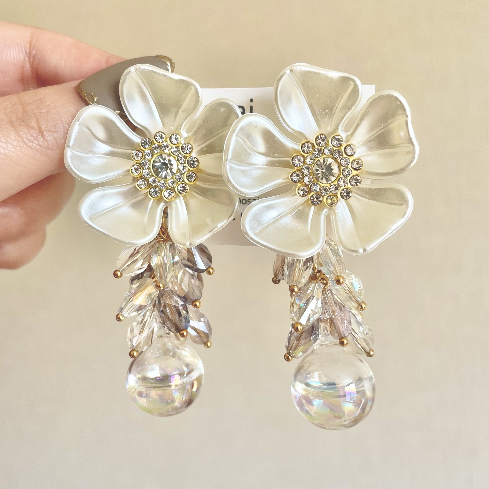 ホワイト フラワー ピアス イヤリング 花 白 金 ガラスドーム