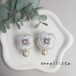 大粒 コットンパール と お花 の 刺繍 ピアス・イヤリング