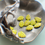 【2コセット】JIRI＊IVANA#czechbeads#チェコビーズ　leaves17x12㍉ yellow green/bronze
