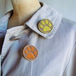 肉球刺繍ブローチ　オレンジ＆モスグリーン