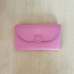 革の薄型長財布　通帳が入る財布　ピンクの財布　シュリンクレザー