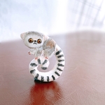 くるくるしっぽのワオキツネザル  木彫りのブローチ