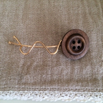 大きめウッドボタンの波打ちヘアピン