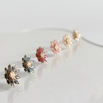 小さな小さなお花ピアス・イヤリング｜繊細ワイヤー×透明感　普段使いしやすい上品デザイン　オフホワイト　練乳　小粒　一粒　デイジー　小ぶり　ミニ