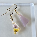 【かすみ草の三角アシンメトリーピアス/イヤリング】金属アレルギー対応　サージカルステンレス　レジン　揺れる　ドライフラワー　パープル　プレゼント　軽い　シンプル　誕生日　冬　クリスマス　