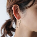 流れるラインが美しい アシンメトリーピアス／左右非対称