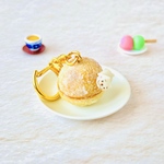 ネコちゃん鈴カステラに抱きつきフェイクスイーツ♪　キーホルダー　和菓子　チャーム　ミニチュア　食品サンプル　かすてら　フェイクフード