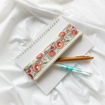 【A5対応】レトロな花刺繍リボン×フェイクレザーのブックバンド付きペンケース／華やか＆便利　