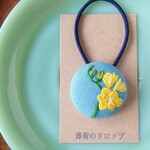 刺繍ヘアゴム「フリージア　きいろ」くるみボタン