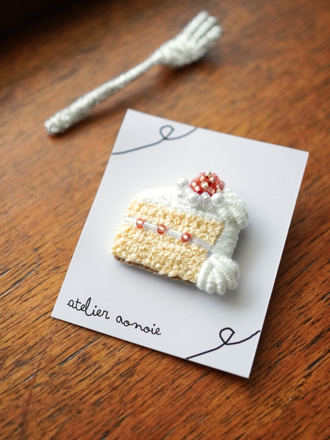 ビーズ刺繍ブローチ ショートケーキ いちご あか 116 （刺繍と