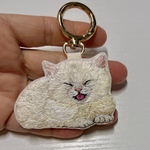 🧵手刺繍の白猫キーホルダー🐾