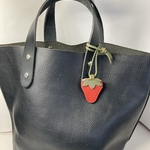 イチゴのワンポイント飾り・トートバッグの持ち手に（栃木レザーヌメ革）