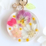 春物特価🌸草花のキーホルダー（６）❁⃘* ( レジン ぷっくり 花 押し花  パンジー すみれ バラ バラの花びら ミモザ 母の日 ギフト プレゼント 丸 唯一無二 世界に一つ  バッグチャーム )
