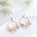 淡色のお花とパールが並ぶフラワーフープ のピアス/イヤリング　ブルー