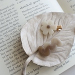 une flower pin : latte   / キッズアクセサリー ベビー ヘアクリップ 