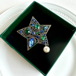 エメラルドグリーンとサファイアブルーのクリスタル輝く星のブローチ