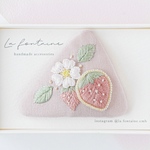 【ピンク】いちご刺繍の三角パッチンピン