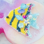 【受注製作】 ✨海の宝石🏖カラフル熱帯魚のブローチ★コバルトブルーxイエロー
