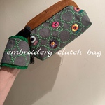 embroidery サークル生地◉手刺繍レトロなお花◉木製ハンドル◉クラッチバッグ◉木工手口◉ストラップ付き
