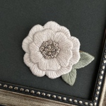 クラシカルフラワーの刺繍ブローチ＊ベージュ