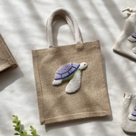 ウミガメ　ジュートバッグ　ランチバッグ　ミニトート　刺繍　ナチュラル　ギフト　かわいい　キッズ　習い事　レッスンバッグ　サブバッグ　（パープル）