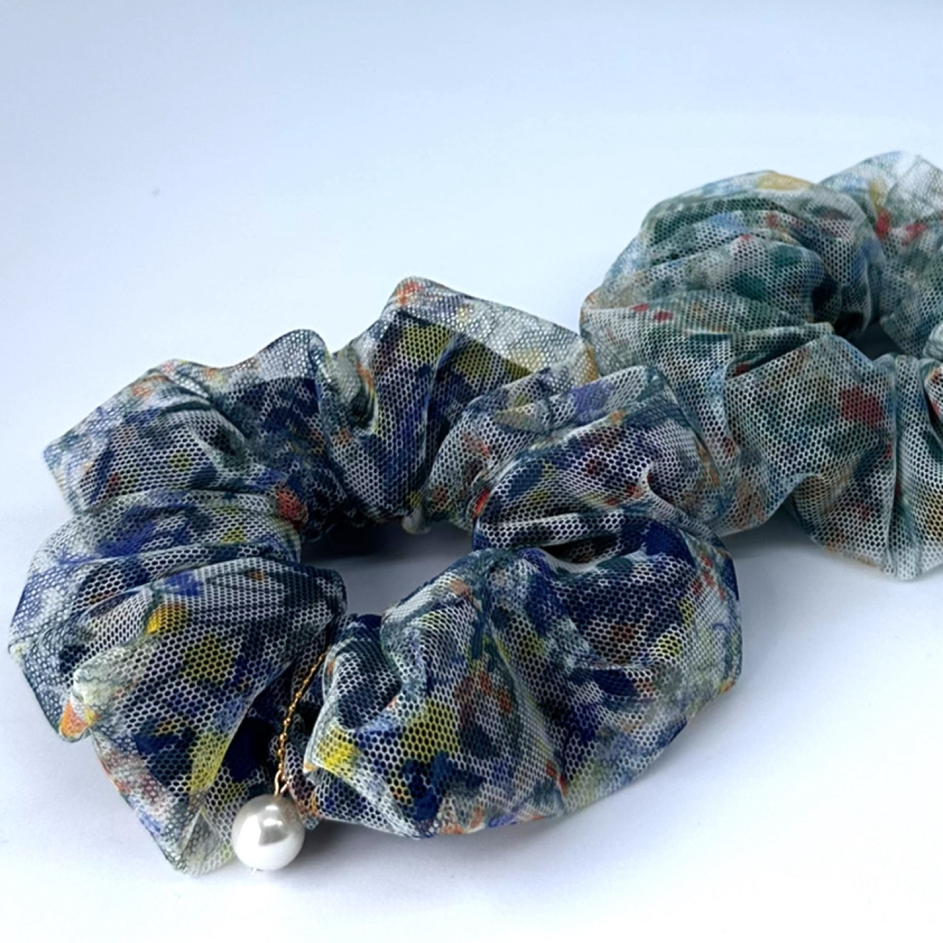 メグえもん様 水色 ハーフ シュシュ☆ビーズ ヘアゴム☆ハンドメイド ハンドメイド ビーズ刺繍 お花 立体 大ぶり 水色 大人 パール