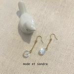 揺れるルナフラッシュピアス