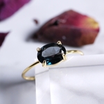 深いブルーが印象的なロンドンブルートパーズのリング