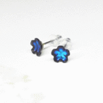 ヴィンテージガラス・青い花のピアス（Vintage Swarovski Hot fix Bermuda blue）