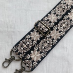 ショルダーストラップ　スマホショルダー　インド刺繍リボン　【送料込み】黒　ブラック