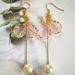 花びらとパールのロングピアス