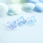 紫陽花 ピアス ノンホールピアス あじさい 透明 一粒 小粒 ブルー 紫 花 透明感 普段使い おしゃれ 金属アレルギー対応 オフィス 夏 母の日 結婚式 浴衣  シンプル