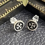 シンプルなクロスのスタッドピアス　十字架　ミニピアス　メンズ　ユニセックス　ギフト　プチギフト　贈り物　プレゼント　イヤリング　ノンホール　樹脂ピアス