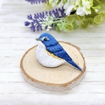 幸せの青い鳥🐦ルリビタキ　刺繍ブローチ　野鳥　鳥　小鳥