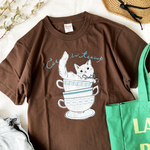 【８月下旬発送】猫ティーカップ Tシャツ（チョコ）｜半袖〔動物シリーズ〕