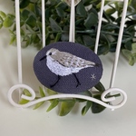 波打ち際の ミユビシギ 刺繍ブローチ（グレー/大きめ）