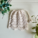 手編み巾着ポーチ オフホワイト シェル模様