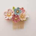 つまみ細工のお花髪飾り-淡い色ピンクメインの花束ヘアコーム-　七五三　成人式　袴　振袖　着物　浴衣　卒業式