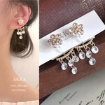 Pearl flower bijou earrings パールとフラワーのビジュー樹脂イヤリング　樹脂ピアス　金属アレルギー対応ノンホールピアス　花のアクセサリー大人可愛い　真珠　ウエディングお呼ばれ