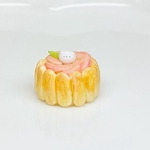 桃のシャルロットケーキとくまさん