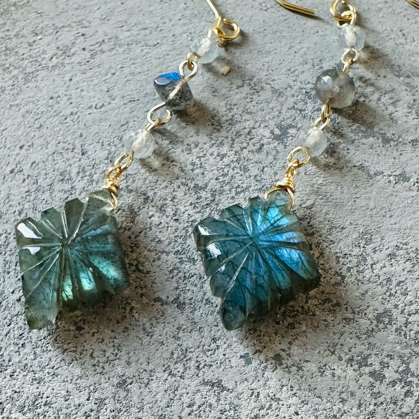 専用【D】高品質水晶とアイオライト 金箔のトリプレットロゼンジカービングピアス 14kgf/ラブラドライト/ローゼンジカービング/ピアス 宝石質