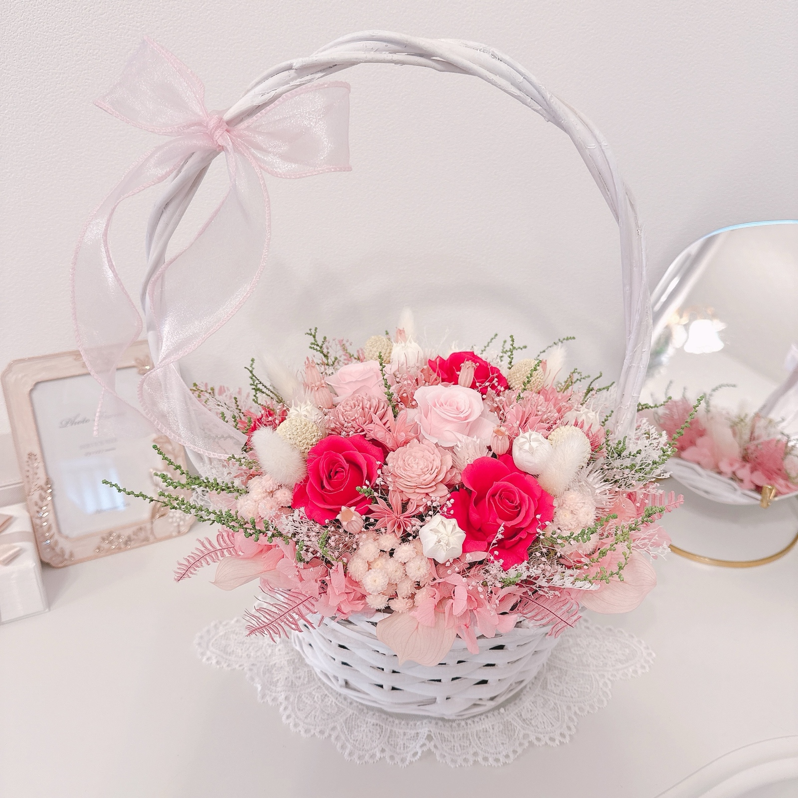 ホワイト フラワーバスケット プリザーブド アレンジ 花籠 パープル ピンク 花かご オーダー お好みのカラーでお作り致します♡ 大人可愛い おしゃれ ウエディング 母の日 ギフト 還暦 新築 祝