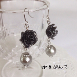 大人クールな黒薔薇ピアス