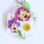 春物特価🌸草花のキーホルダー（８）❁⃘* ( レジン ぷっくり 花 押し花  パンジー すみれ ノースポール かすみ草 アリッサム ギフト プレゼント 丸 唯一無二 世界に一つ  バッグチャーム )