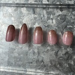 大人の指先を彩るピンクブラウングラデーションネイル