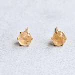《金運と成功を引き寄せる》ゴールドルチルクオーツ・一粒ピアス