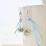 風に揺れるリボンとお花いっぱい球体のピアス