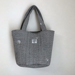 グレーの丸底のヌビトートバッグ